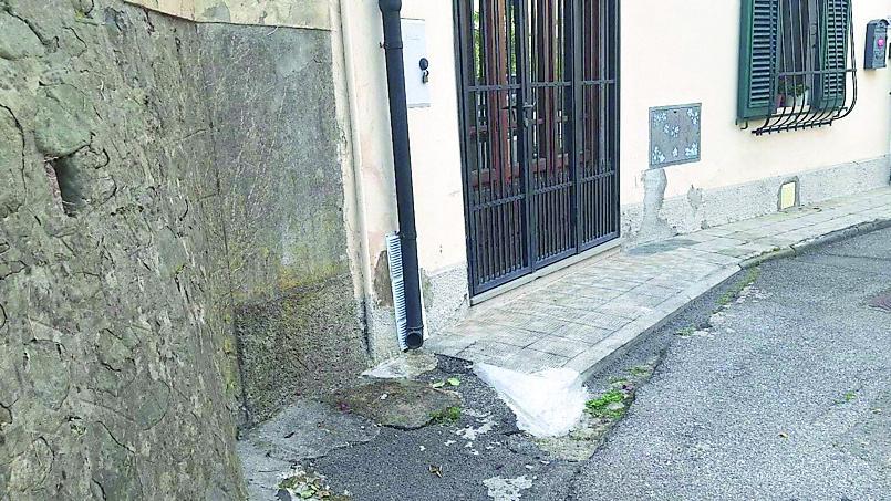 L’angolo di via dello Specchio in cui è stato trovato un gatto impiccato