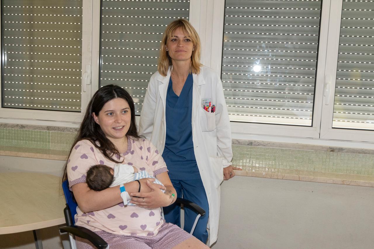 
	Ambra con il figlio Aiden e la dottoressa Petrella

