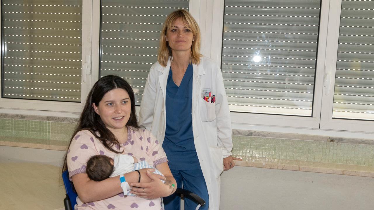 Ambra con il figlio Aiden e la dottoressa Petrella