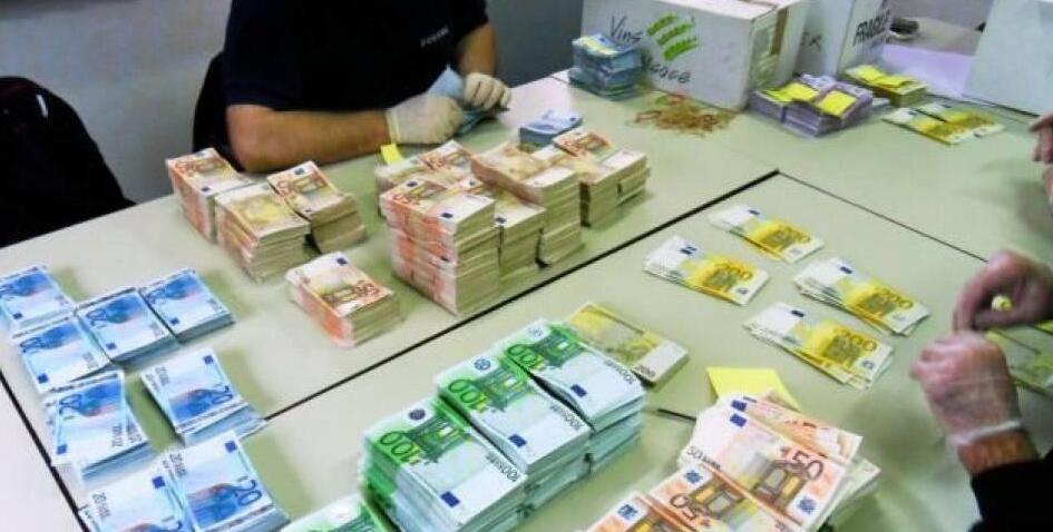 
	Il conteggio del denaro contante dopo un sequestro in un money transfer

