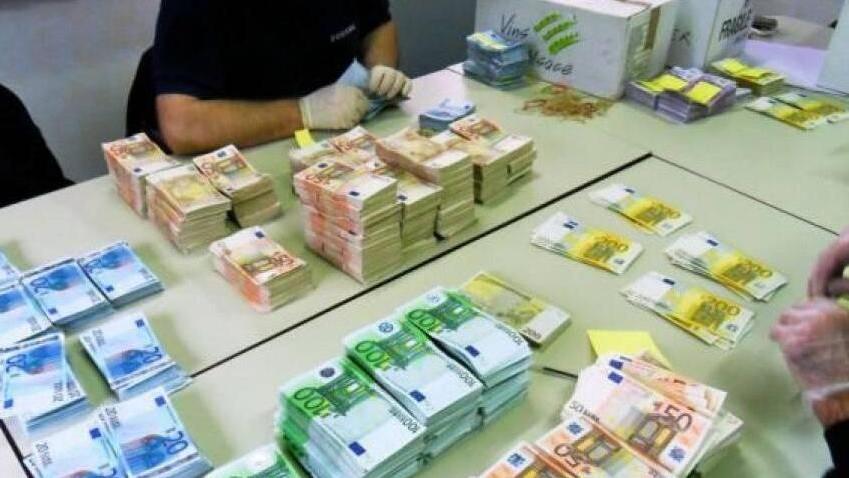 Il conteggio del denaro contante dopo un sequestro in un money transfer