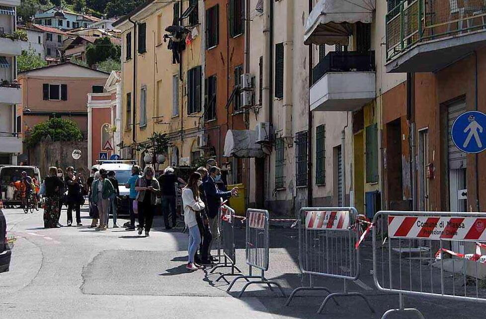 
	L&rsquo;area del cedimento in via delle Mura nord transennata (foto Cuffaro)

