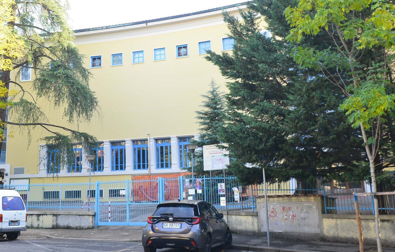 Firenze, due bimbi si pungono con un ago da prelievi nel giardino della scuola: scattano gli esami del sangue