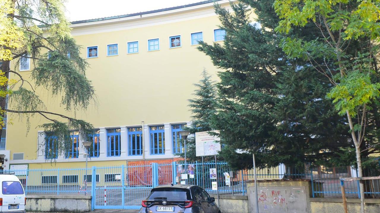 Firenze, due bimbi si pungono con un ago da prelievi nel giardino della scuola: scattano gli esami del sangue