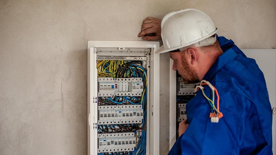 Un elettricista al lavoro