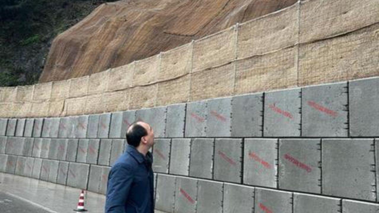 La strada oggetto della frana