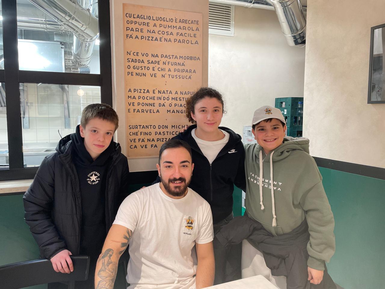 
	Il pizzaiolo Mimmo con gli studenti delle Ferraris

