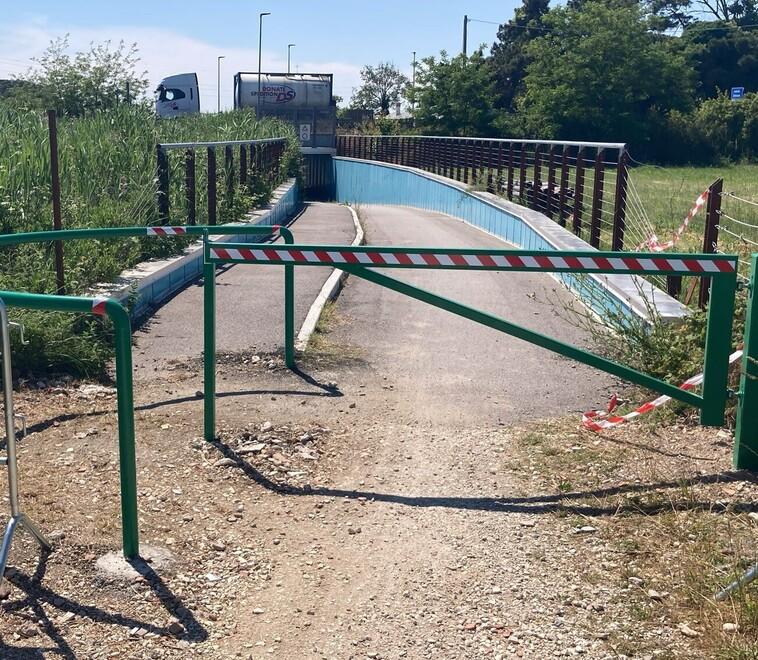 Comacchio, tornelli lungo l’Argine degli Angeli: «È un danno per il cicloturismo»<br>
