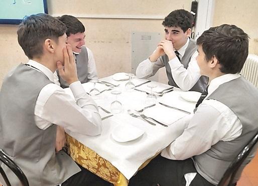 Sedere capotavola o ai lati, tutto cambia. Come la prossemica influenza le interazioni