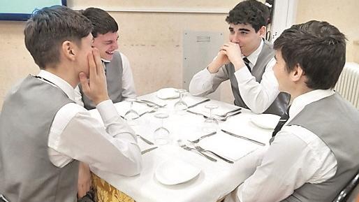 Sedere capotavola o ai lati, tutto cambia. Come la prossemica influenza le interazioni