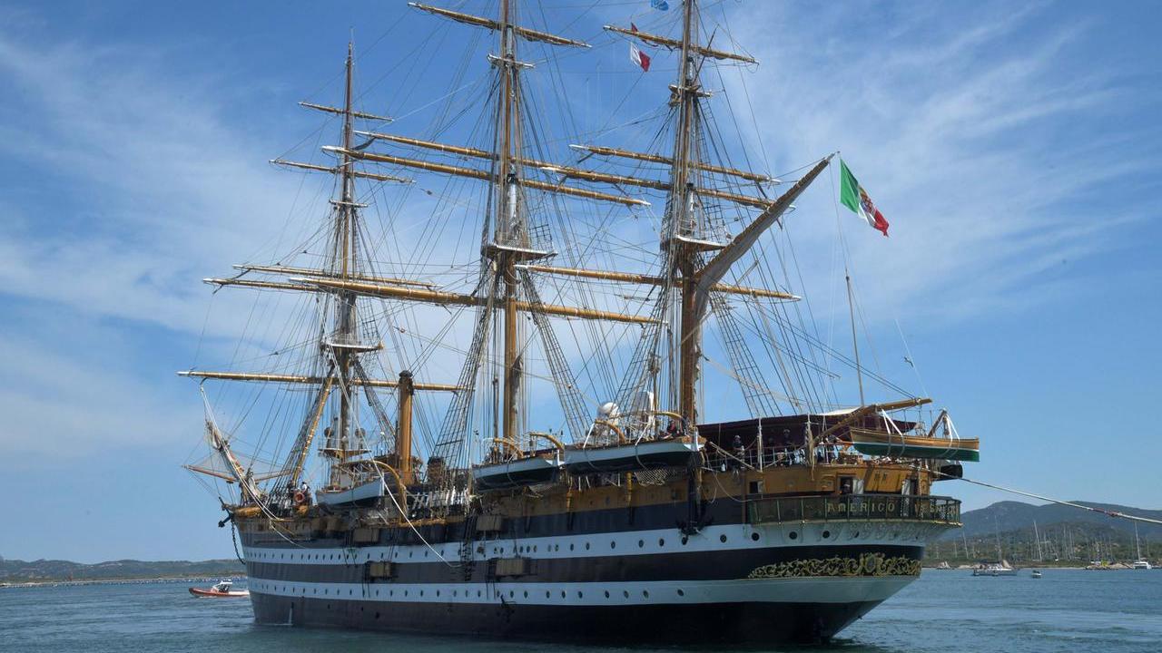 La nave della marina militare Amerigo Vespucci nel porto di Olbia 