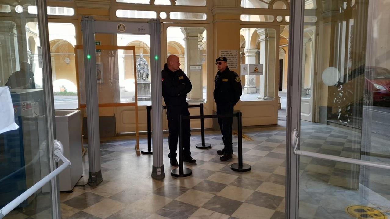 Due guardie giurate all’ingresso del tribunale di Livorno (foto d’archivio)