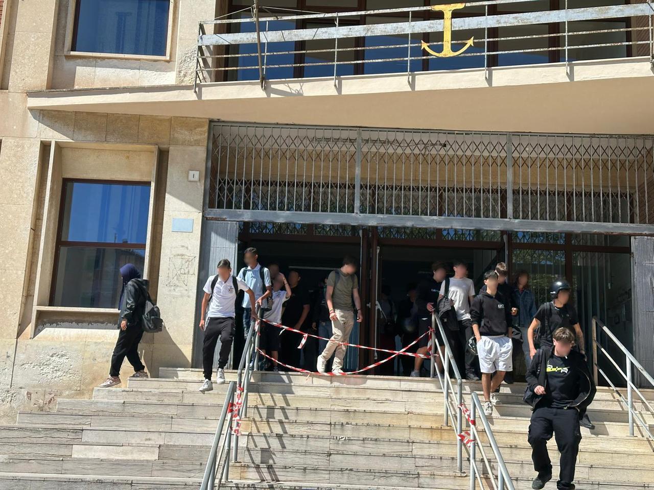 Livorno, il caso bermuda divide gli studenti: i rappresentanti d’istituto d’accordo con il preside
