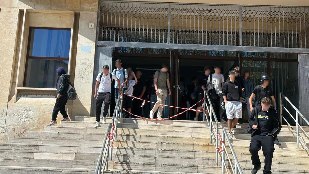 Livorno, il caso bermuda divide gli studenti: i rappresentanti d’istituto d’accordo con il preside