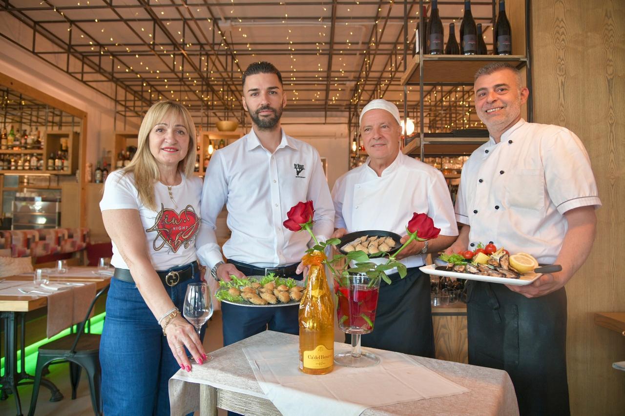 La brigata di cucina del ristorante By Night di Olbia da sinistra Eliana Ruzzittu, Alessandro Decandia, Renzo Decandia e Claudio Putzu