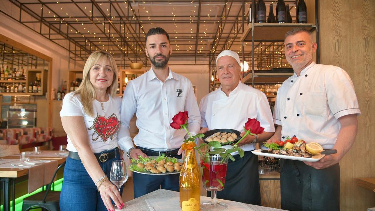La brigata di cucina del ristorante By Night di Olbia da sinistra Eliana Ruzzittu, Alessandro Decandia, Renzo Decandia e Claudio Putzu