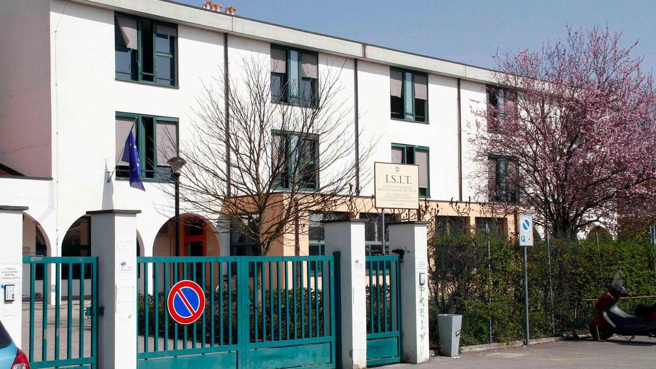 Studenti inneggiano a Hitler e Mussolini, è scontro politico. «Presto un’ispezione al Bassi Burgatti»