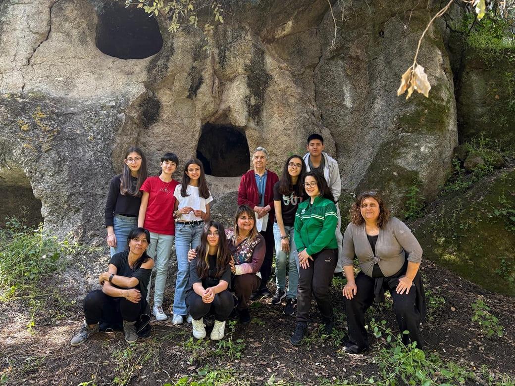 Le domus de janas dipinte diventano palcoscenico teatrale
