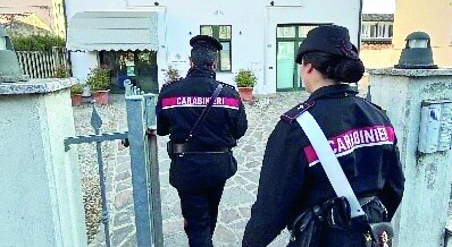 Deve scontare 6 anni di carcere. Si nasconde in bagno per non essere preso