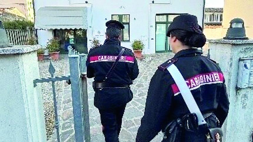 Deve scontare 6 anni di carcere. Si nasconde in bagno per non essere preso