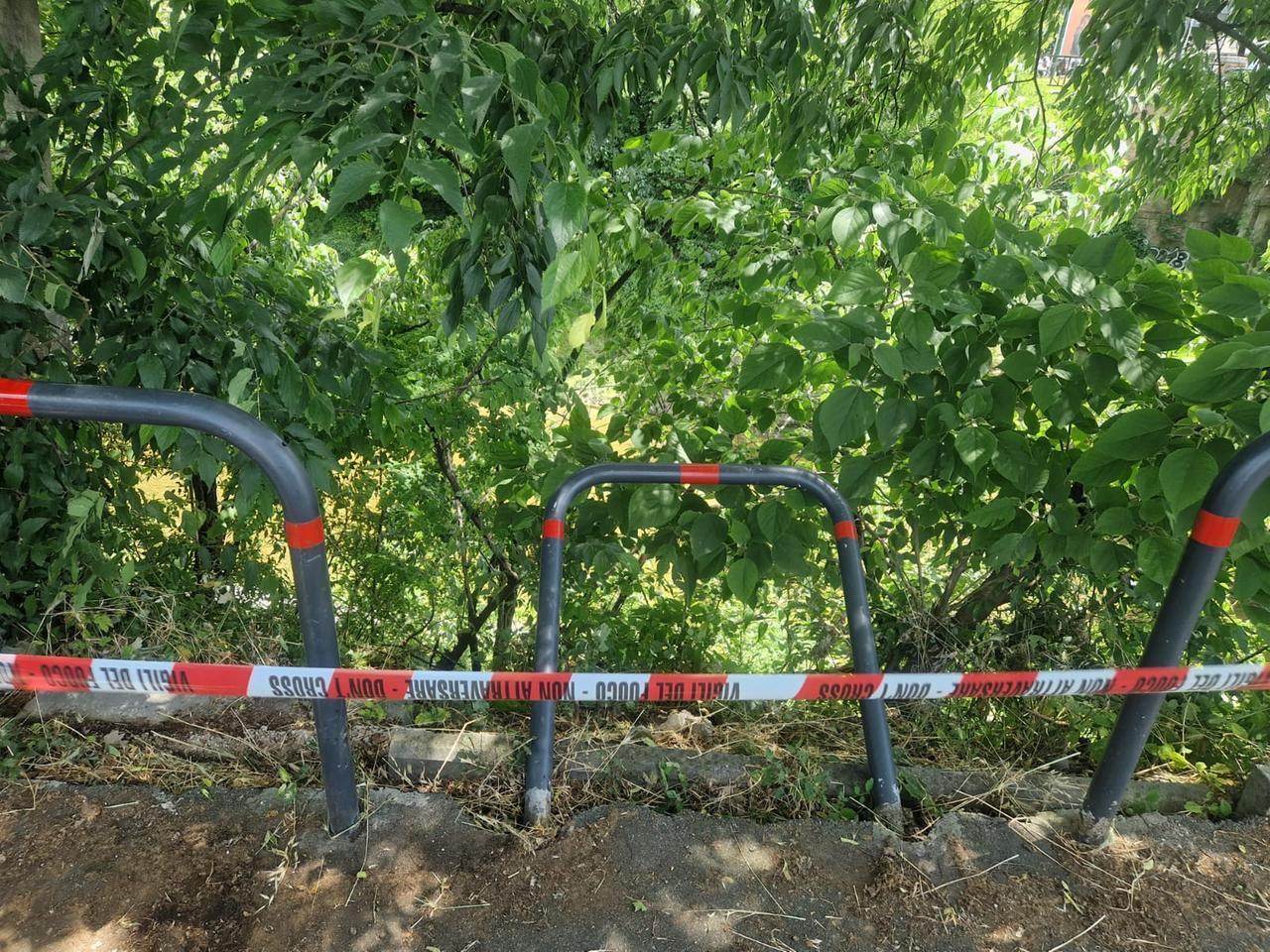 Incidente in via Emilia all’Angelo: cede un parapetto e un 65enne cade nell’alveo del Crostolo