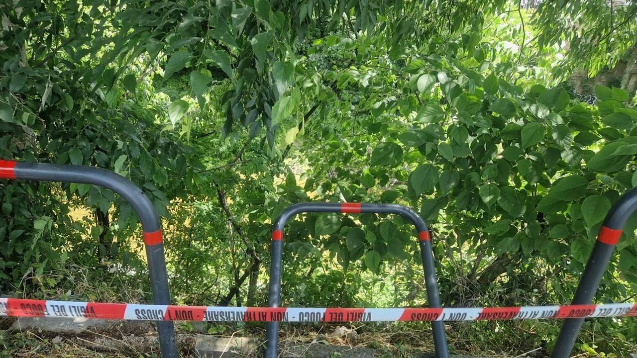 Incidente in via Emilia all’Angelo: cede un parapetto e un 65enne cade nell’alveo del Crostolo