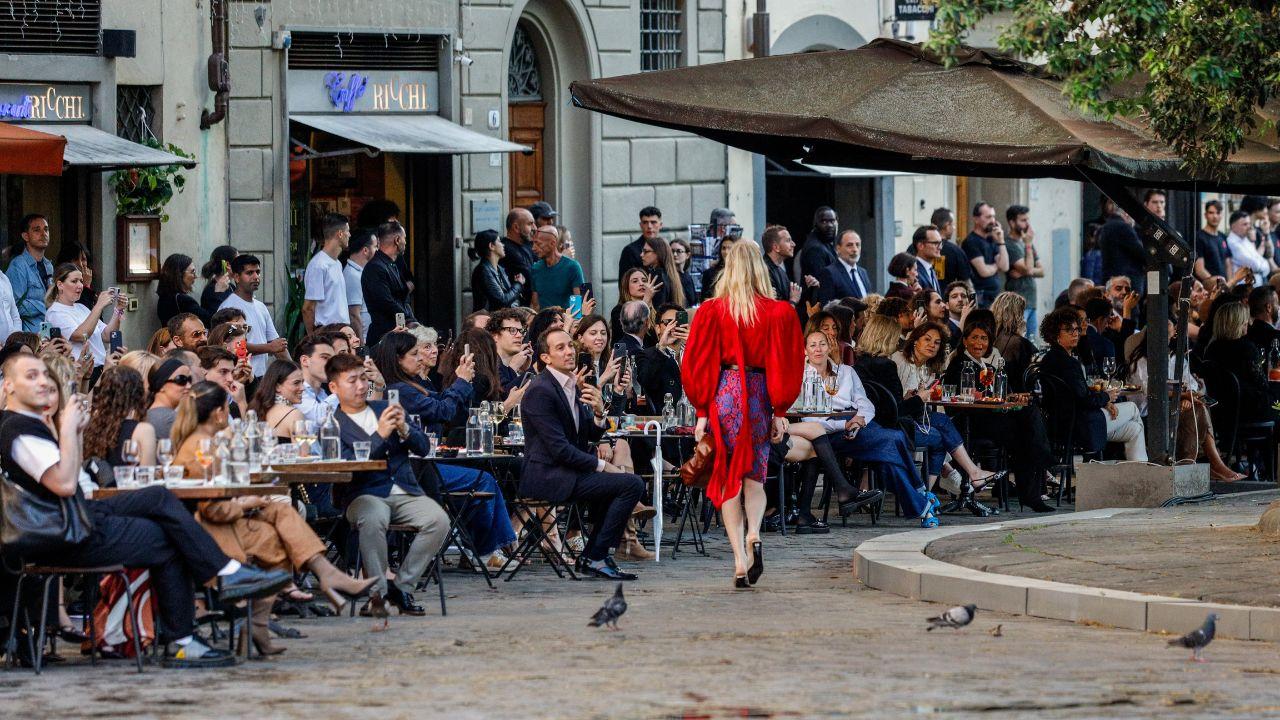 Un momento della sfilata di Gucci in piazza Santo Spirito a Firenze e Patrizia Gucci