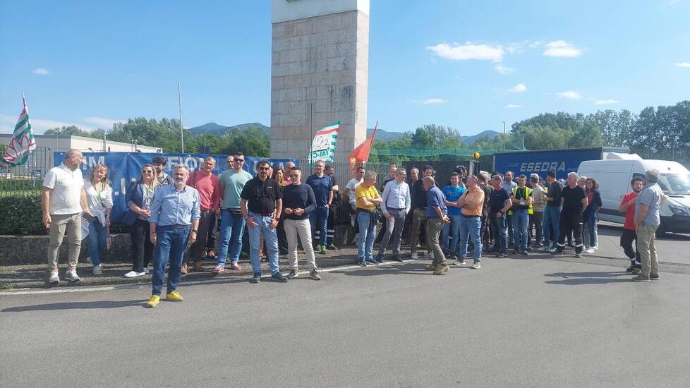 Il presidio dei lavoratori all'esterno dell'azienda di Mugnano (Lucca)
