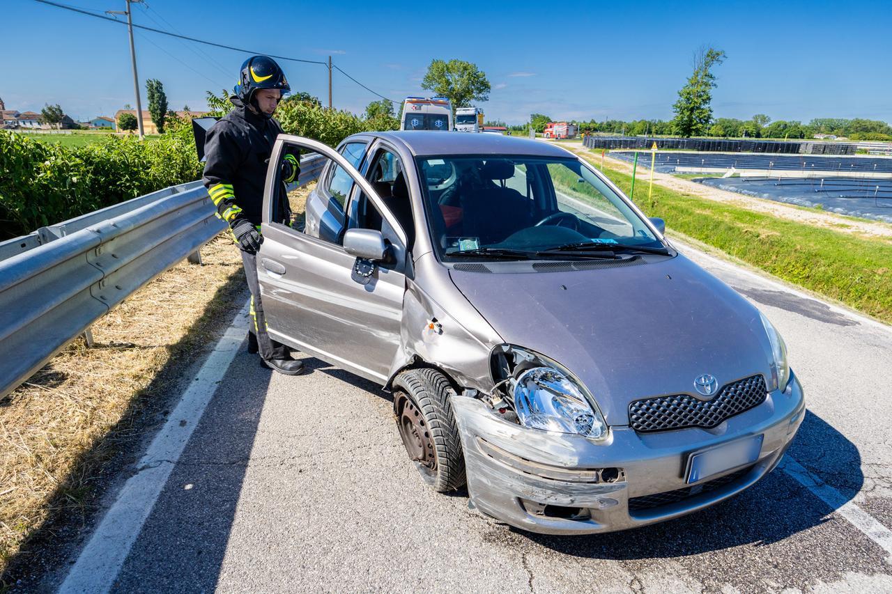 Perde il controllo dell’auto e finisce contro il guard rail, un uomo in ospedale