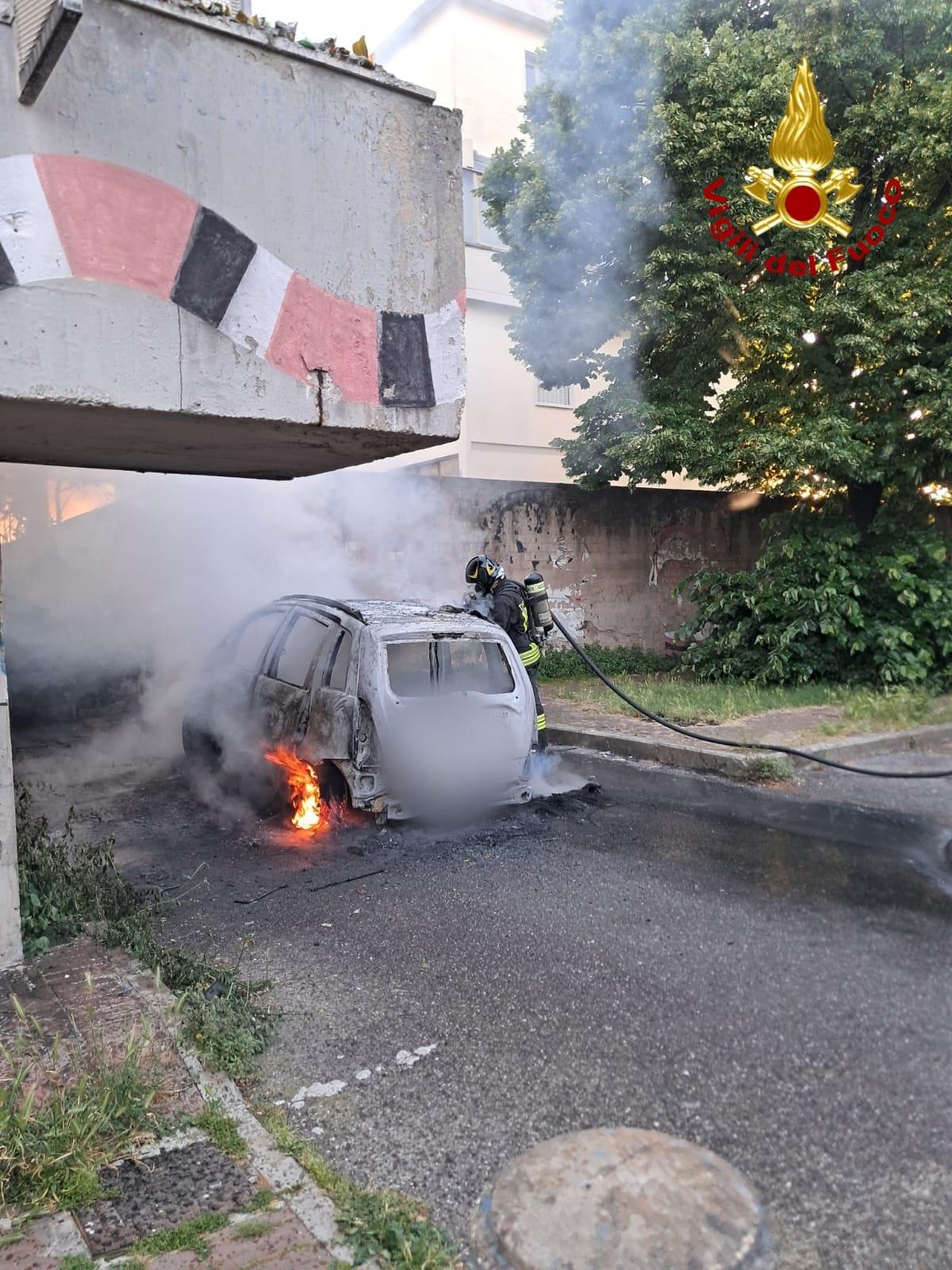 
	L'auto in fiamme (foto vigili del fuoco)

