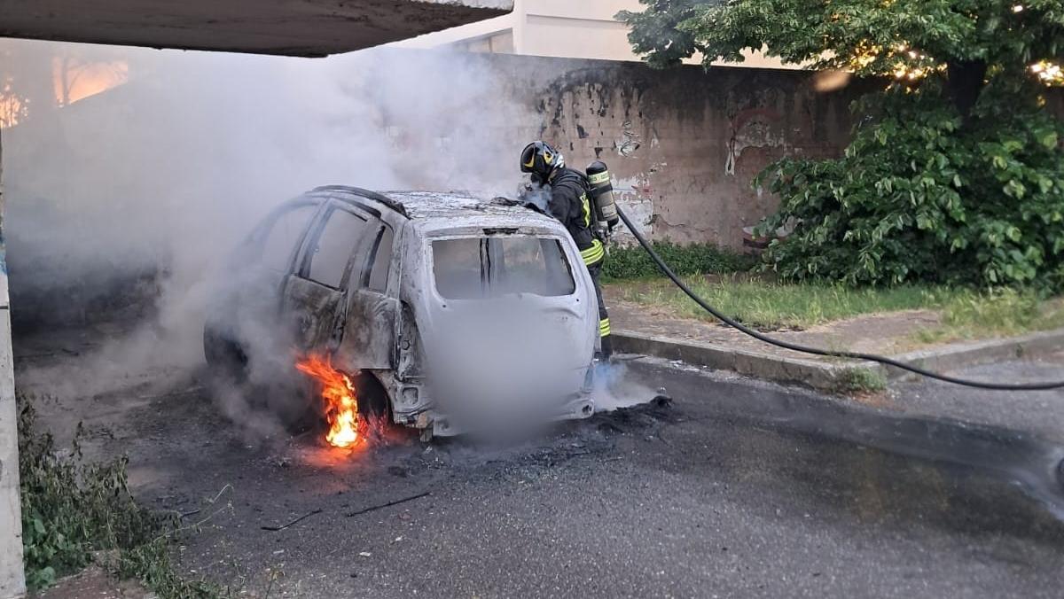 L'auto in fiamme (foto vigili del fuoco)