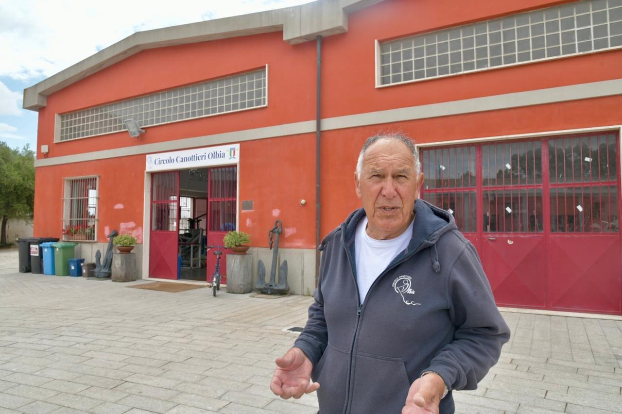 
	Roberto Ferrilli davanti al circolo dei canottieri

