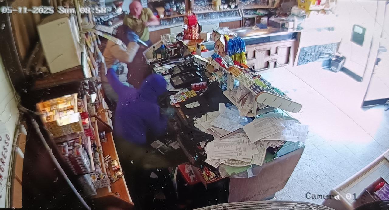
	Un fotogramma della rapina con coltello al bar Fossalta ripreso dalla telecamera interna

