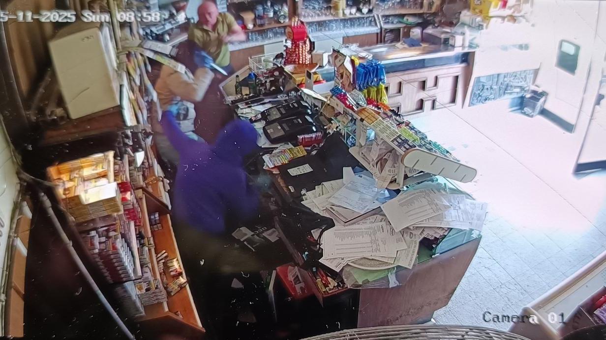 Un fotogramma della rapina con coltello al bar Fossalta ripreso dalla telecamera interna