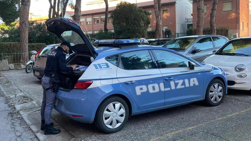Livorno, due aggrediti nelle auto: «Minacciati col coltello». C'è un sospettato