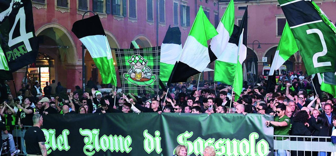 
	Piazza Garibaldi gremita di tifosi neroverdi per la festa del Sassuolo

