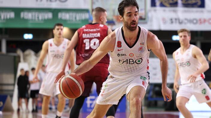 Un’azione di Marco Natali in gara uno contro Omegna (foto Nucci)