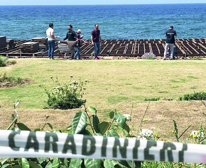 Stop ai lavori sulla spiaggia, sigilli al Beach club