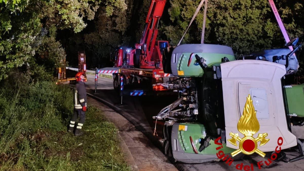 Trattore si ribalta sulla provinciale 27: strada bloccata