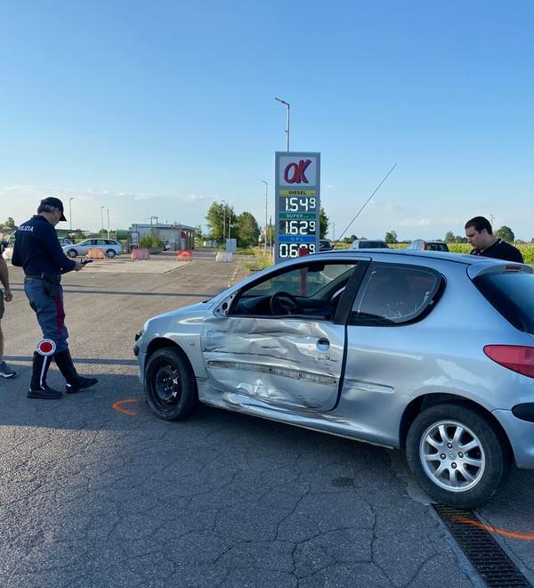Schianto davanti al distributore Ok Gravissimo un centauro di 50 anni