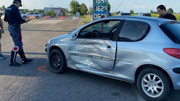 Schianto davanti al distributore Ok Gravissimo un centauro di 50 anni