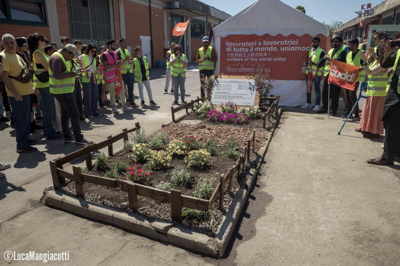 
	Il memoriale che ricorda i sette operai cinesi morti nell'incendio della Teresa Moda

