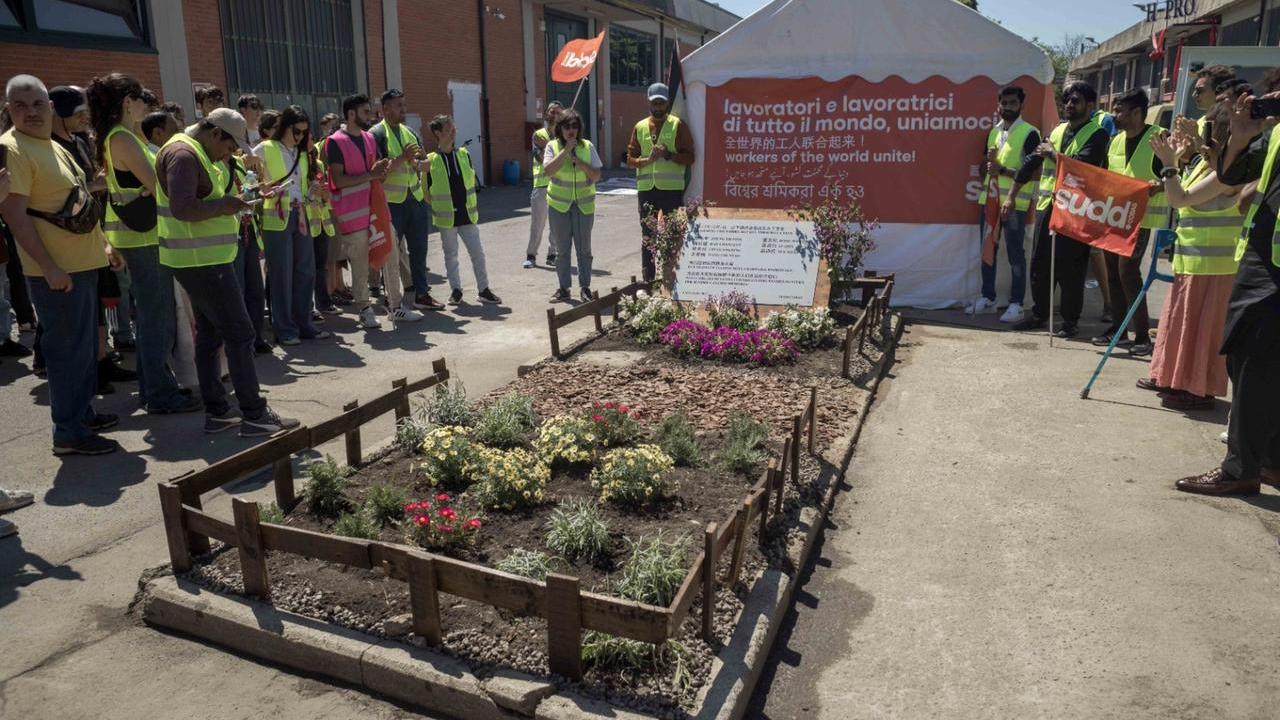 Il memoriale che ricorda i sette operai cinesi morti nell'incendio della Teresa Moda