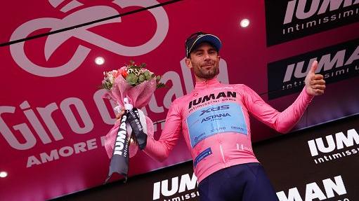 Diego Ulissi in maglia rosa