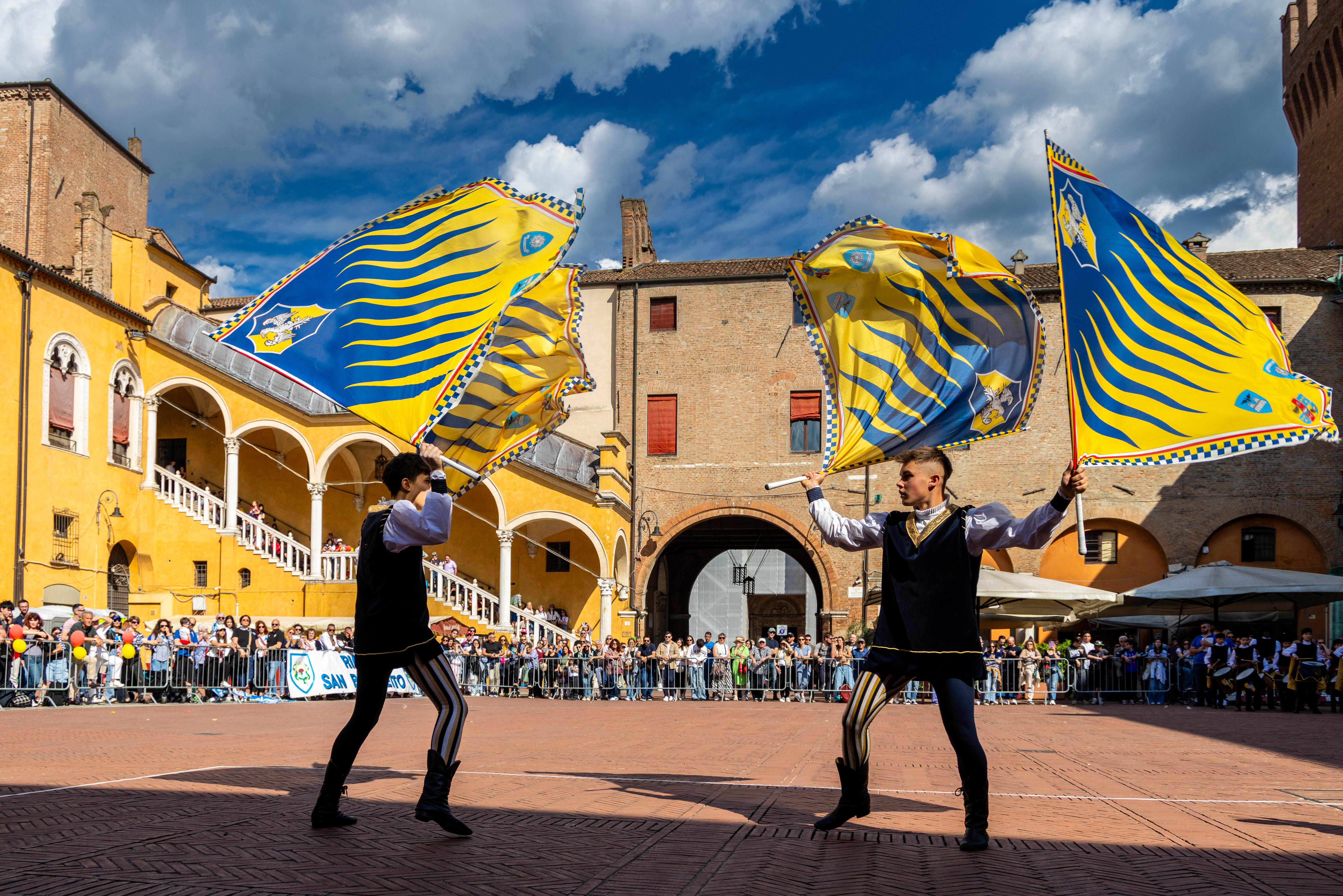 Palio di Ferrara, la carica dei 200 piccoli sbandieratori. «Sempre di più e più bravi»