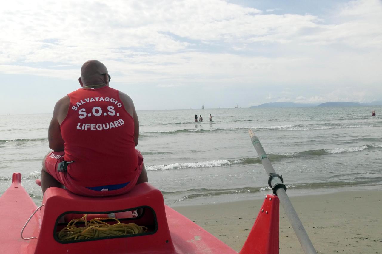 
	Daniele Bertacca, bagnino del Flora, in servizio (foto Paglianti)

