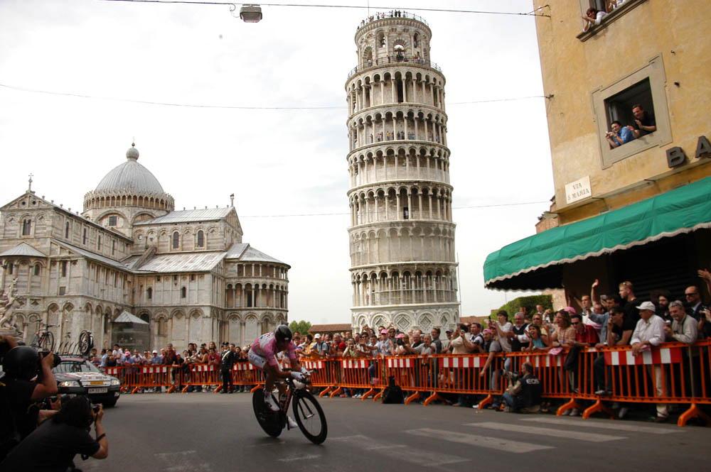
	Il passaggio dell&rsquo;allora maglia rosa Ivan Basso sotto la Torre nel 2006

