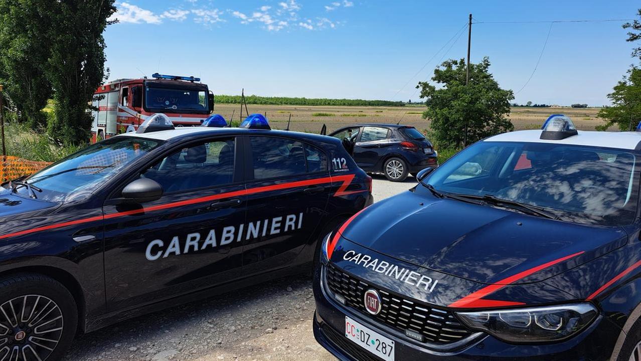 Codigoro, tocca i cavi elettrici con la canna da pesca e muore folgorato