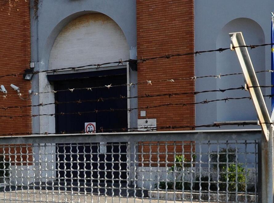 Uccide il figlio appena nato nel wc di un fast-food: «Non sapevo di essere incinta»<br>
