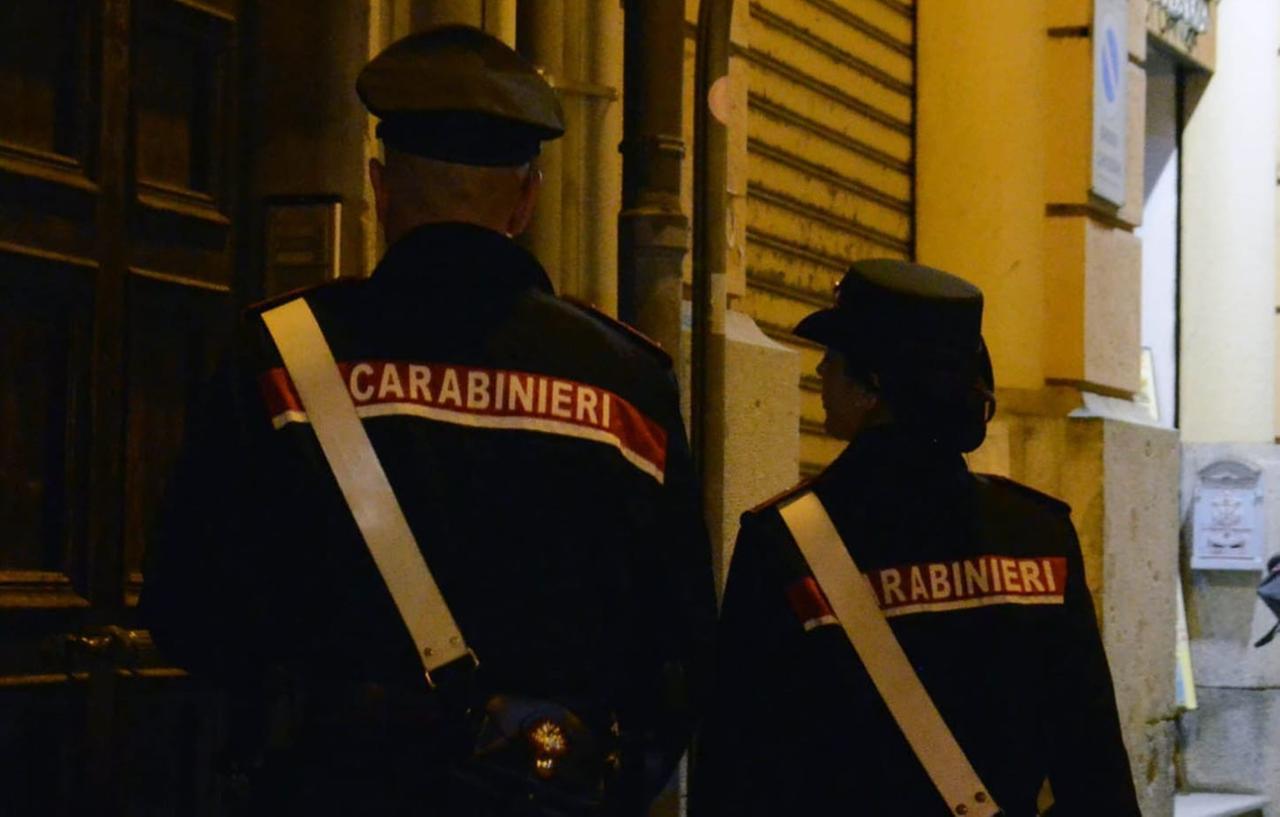 Tenta di sfondare la porta di casa dell’ ex e aggredisce i carabinieri: arrestato